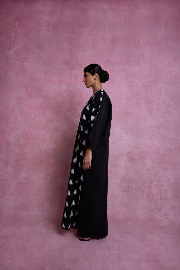 Black Pyramids Abaya